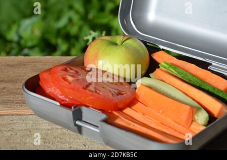 Scatole per pranzo con cibo pronto per il lavoro o la scuola, preparazione dei pasti o concetto di dieta. Hamburger con lattuga. Succo d'arancia giallo. Con banana Foto Stock