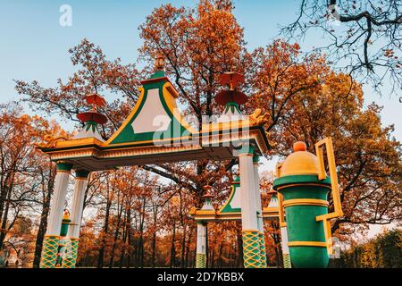 Ponte in stile cinese draghi e pagoda architettura paesaggio autunno Foto Stock