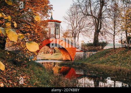 Ponte in stile cinese draghi e pagoda architettura paesaggio autunno Foto Stock