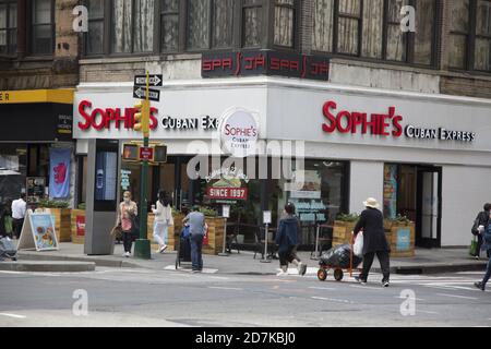 Sophie's Cuban Cuisine all'angolo tra 56th Street e Eighth Avenue a Manhattan, New York City. Foto Stock