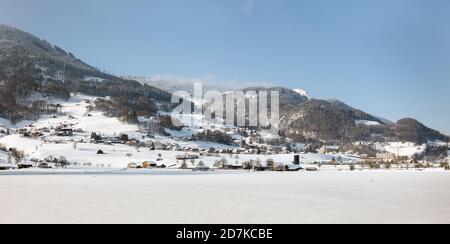 Vista invernale di Davos, famosa località sciistica svizzera. Alpi svizzere vicino a Davos. Montagne innevate Foto Stock