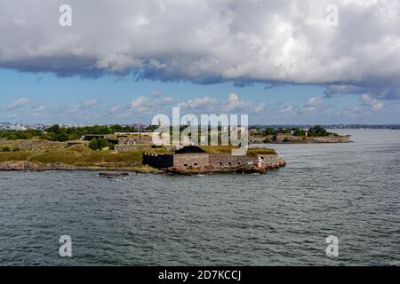 Vista dal traghetto da crociera che si avvicina alla Suomenlinna Foto Stock