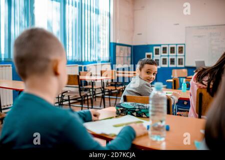 I bambini creativi fanno alcune arti e mestieri della carta Foto Stock