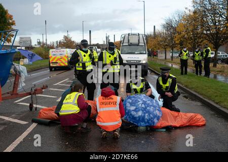 Grangemouth, Scozia, Regno Unito. 23 ottobre 2020. Estinzione ribellione i manifestanti sul cambiamento climatico bloccano l'ingresso al quartier generale INEOS a Grangemouth. I manifestanti si sono bloccati insieme alla catena e hanno parcheggiato uno yacht nella strada bloccando l'accesso. La polizia ha chiuso Inchyra Road. Nella foto, i manifestanti sono formalmente arrestati. Iain Masterton/Alamy Live News Foto Stock