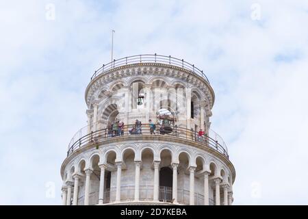 PISA, ITALIA - 24 APRILE 2019: Turisti in cima alla torre pendente, il punto di riferimento più famoso della città Foto Stock