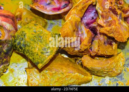 Frittura profonda pesce tagliato a fiamma bassa aspetto delizioso. Foto Stock