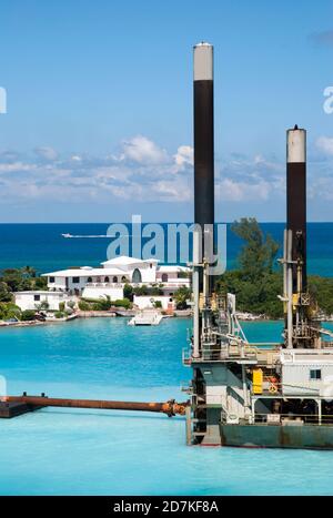 La casa residenziale costruita su una stretta striscia di Paradiso Isola tra il porto di Nassau e il Mar dei Caraibi (Bahamas) Foto Stock