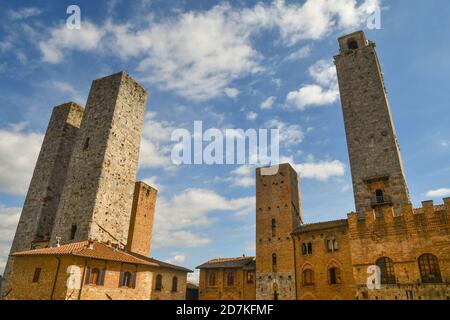 5 delle 14 torri medievali rimaste di San Gimignano, da sinistra: Le due Torri Gemelle (Salvucci), Pettini, Chigi e Roggnosa, Siena, Toscana, Italia Foto Stock