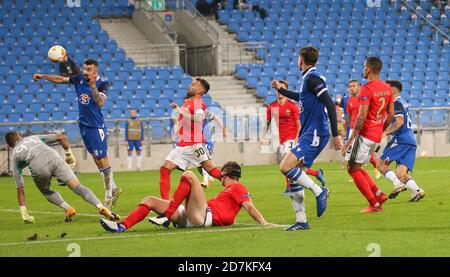 Stadio Poznan, Poznan, Polonia. 22 ottobre 2020. Europa League football, Lech Poznan contro Benfica; Mikael Ishak (Lech), punteggi per Lech Poznan Credit: Action Plus Sports/Alamy Live News Foto Stock