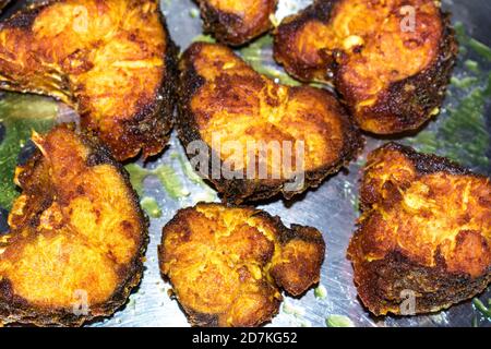 Dopo aver fritto in profondità cube pics a fuoco basso aspetto delizioso pronto per essere servito. Foto Stock