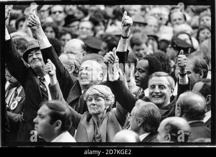 Geraldine Ferraro, Sen. Walter Mondale, New York City Mayor ed Koch, e Sen. Patrick Moynihan, sono partiti durante una campagna di raduno a New York il 15 ottobre 1984. Mondale correva per il presidente degli Stati Uniti. Foto di Francis Specker Foto Stock