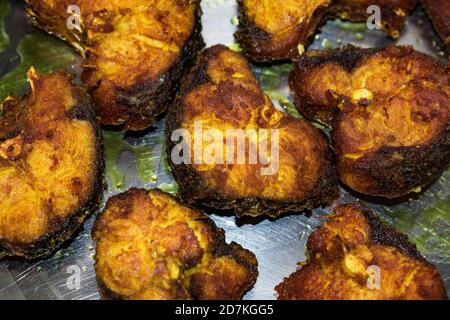 Dopo aver fritto in profondità cube pics a fuoco basso aspetto delizioso pronto per essere servito. Foto Stock