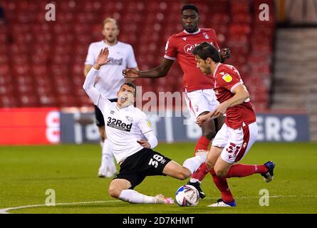 Jason Knight della contea di Derby è affrontato da Sammy Ameobi (dietro) della foresta di Nottingham durante la partita del campionato Sky Bet al City Ground, Nottingham. Foto Stock