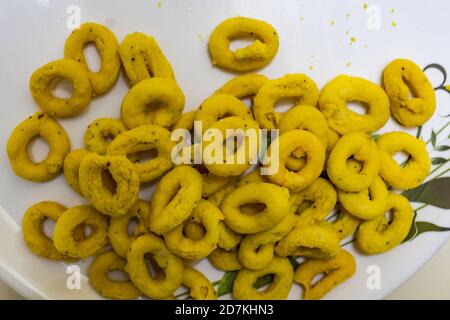 I chakli di spuntini indiani sono serviti su un piatto per la colazione. Foto Stock