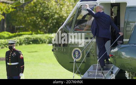 Washington, Stati Uniti. 23 Ott 2020. Il presidente degli Stati Uniti Donald Trump salirà a Marine One in partenza dal South Lawn of the White House di Washington, DC, venerdì 23 ottobre 2020. Il presidente Trump si reca nei villaggi, in Florida, e poi a Pensacola, in Florida, per esprimere le sue osservazioni a Make America Great Again Victory Ralles. Photo by Leigh Vogel/UPI Credit: UPI/Alamy Live News Foto Stock