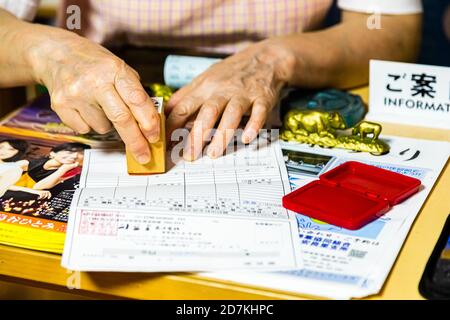 Francobollo giapponese Hanko sul conto dell'hotel a Nishiizu-Cho, Giappone Foto Stock