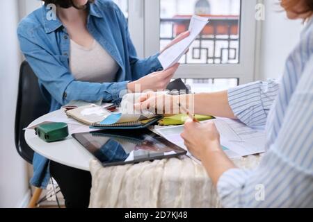 Interior design, lavoro donna designer scelta campioni di tessuti Foto Stock