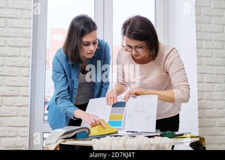 Interior design, lavoro donna designer scelta campioni di tessuti Foto Stock