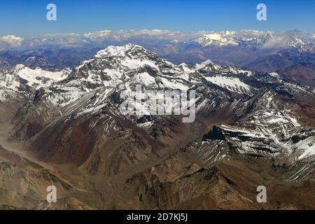 Monte Aconcagua in estate. Vista aerea. Andes montagne in Argentina. Il punto più alto di tutte le americhe. Gennaio 2019. Foto Stock