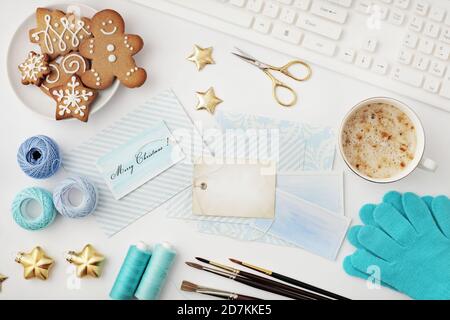 spazio di lavoro natalizio con tastiera per notebook, libro di schizzi, confezione regalo di natale. lay piatto Foto Stock