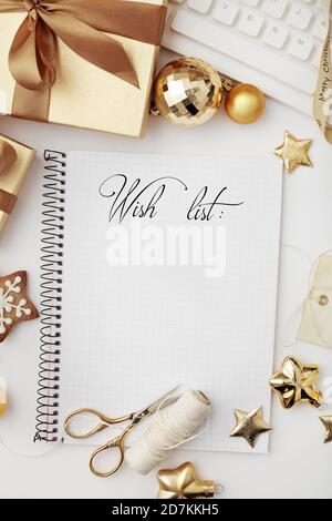 spazio di lavoro natalizio con tastiera per notebook, libro di schizzi, confezione regalo di natale. lay piatto Foto Stock
