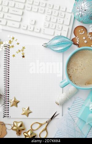 spazio di lavoro natalizio con tastiera per notebook, libro di schizzi, confezione regalo di natale. lay piatto Foto Stock