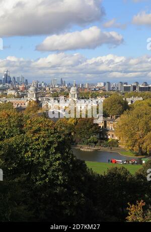 Colori autunnali nella vista su Greenwich, verso la città di Londra, Regno Unito Foto Stock