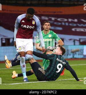 Patrick Bamford (a destra) di Leeds United reagisce dopo lo scontro con Ezri Konsa di Aston Villa durante la partita della Premier League a Villa Park, Birmingham. Foto Stock