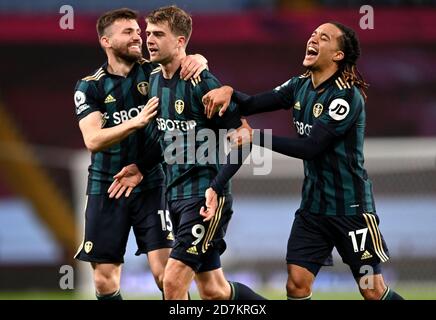 Patrick Bamford (centro) di Leeds United festeggia il secondo gol della partita con Stuart Dallas (a sinistra) e Helder Costa durante la partita della Premier League a Villa Park, Birmingham. Foto Stock