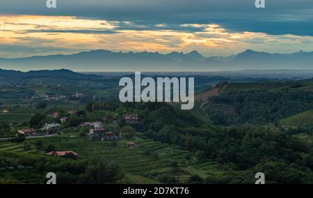 Una foto del tramonto sul paesaggio di Goriška Brda. Foto Stock