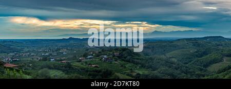 Una foto panoramica del tramonto sul paesaggio di Goriška Brda (tra Slovenia e Italia). Foto Stock