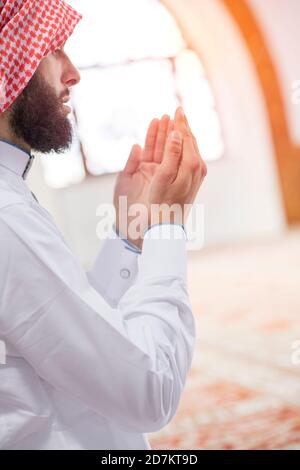 Religioso arabo musulmano che legge santo corano Foto Stock