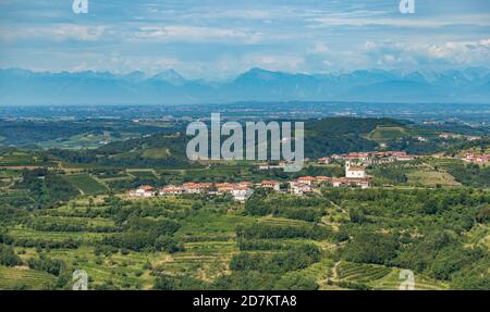 Una foto dei vigneti, di una città e del paesaggio di Goriška Brda. Foto Stock