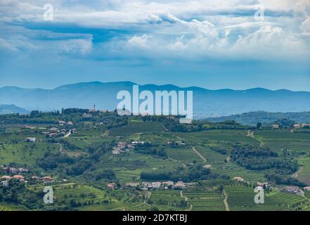 Una foto dei vigneti, di una città e del paesaggio di Goriška Brda. Foto Stock