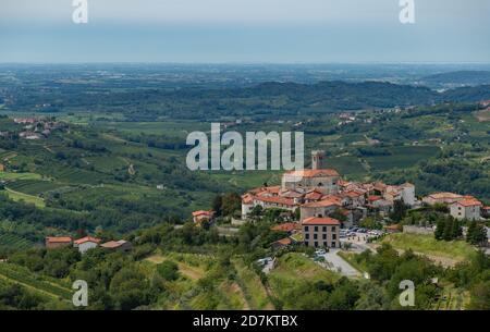 Una foto della città di Šmartno circondata da vigneti e paesaggio. Foto Stock