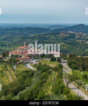 Una foto della città di Šmartno circondata da vigneti e paesaggio. Foto Stock