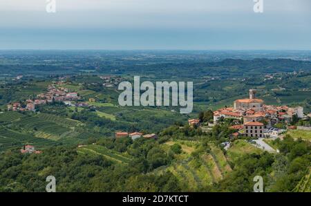 Una foto della città di Šmartno circondata da vigneti e paesaggio. Foto Stock