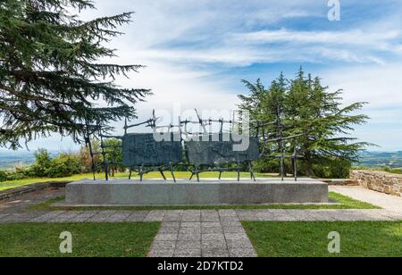 Una foto del Monumento Gonjače situato a Goriška Brda. Foto Stock