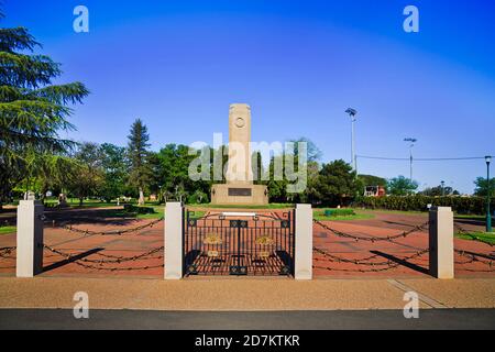 Parco pubblico nella città di Dubbo in una soleggiata giornata estiva intorno alla guerra mondiale memoriale santuario della memoria. Foto Stock