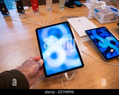 Parigi, Francia - 23 ottobre 2020: POV maschio mano tenere più recenti Apple computer ipad Air durante il giorno di lancio in Apple Store Foto Stock