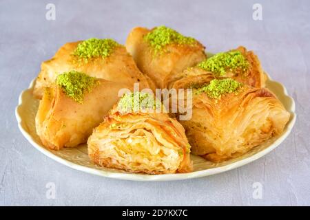 Dolci arabico dessert baklava, , kunafa, kadayif con pistacchio e formaggio Foto Stock