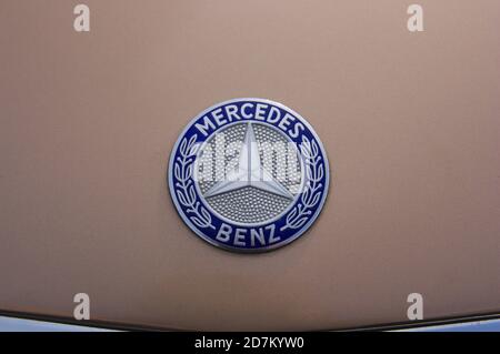Primo piano di un logo del marchio tedesco Mercedes Benz su una vettura classica Foto Stock