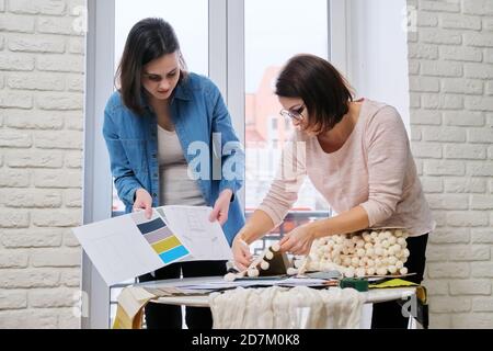 Interior design, lavoro donna designer scelta campioni di tessuti Foto Stock