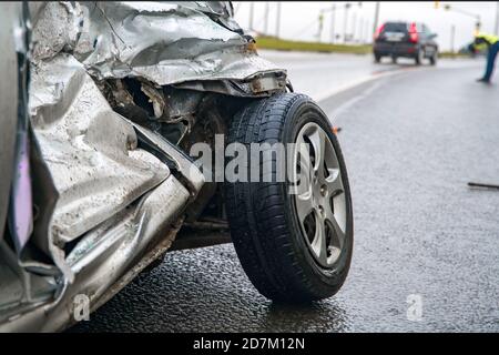 vettura distrutta dopo un incidente su una strada sdrucciolevole e. a profondità di campo ridotta Foto Stock