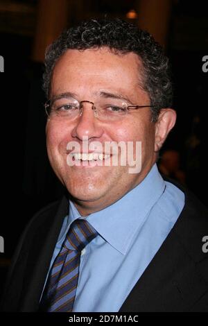 Jeffrey Toobin partecipa a una cerimonia di dedizione per aiutare il servizio postale degli Stati Uniti emissione di Jury Duty Social Awareness 41-centesimo francobollo commemorativo e per evidenziare Jury Appreciation Day presso il tribunale della contea di New York a New York City il 12 settembre 2007. Foto: Henry McGee/MediaPunch Foto Stock
