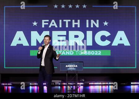 Raleigh, Carolina del Nord, Stati Uniti. 22 ottobre 2020. ERIC TRUMP, figlio del presidente Donald Trump, parla durante il programma Evangelicals for Trump: Lode, preghiera e patriottismo alla Chiesa RFA di Raleigh, NC. Credit: Bob Karp/ZUMA Wire/Alamy Live News Foto Stock