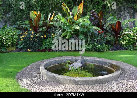 Formale vittoriano terrazza giardino nel Somerset ovest ha micro-clima e. Atmosfera mediterranea con vista panoramica sul canale di Bristol e. Parco dei cervi Foto Stock