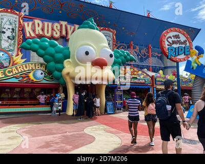 Orlando, FL/USA - 10/18/20: L'ingresso al Simpsons Ride presso gli Universal Studios di Orlando, Florida, con persone che indossano maschere facciali e dive sociali Foto Stock