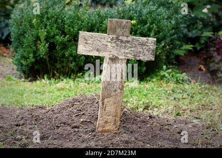 semplice croce di legno a buon mercato su una tomba dei paupers Foto Stock