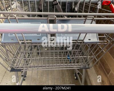 Orlando, FL./USA - 30/09/20: I carrelli per lo shopping Aldi si allineano all'esterno di un negozio in attesa di essere utilizzati dai clienti di Orlando, Florida Foto Stock